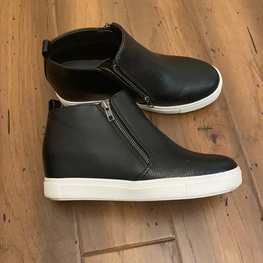 Women’s black sneakers